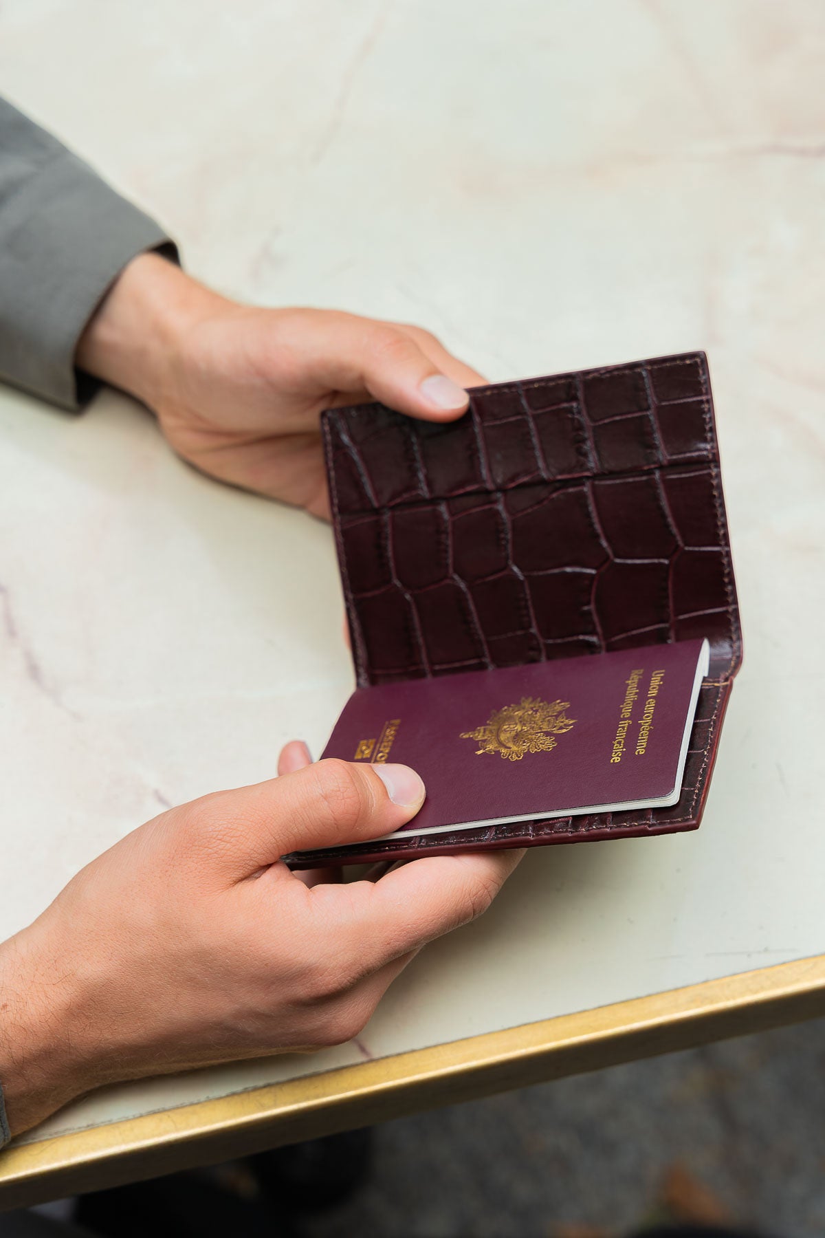 Porte passeport - Vesper Croco Bordeaux