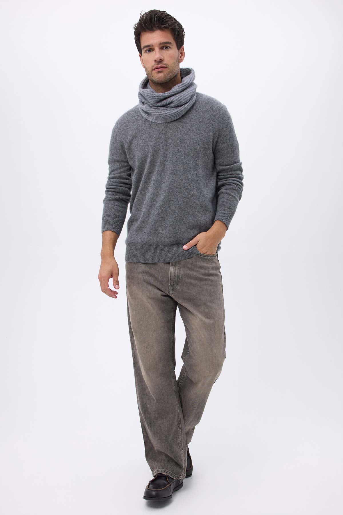 Col gris foncé
