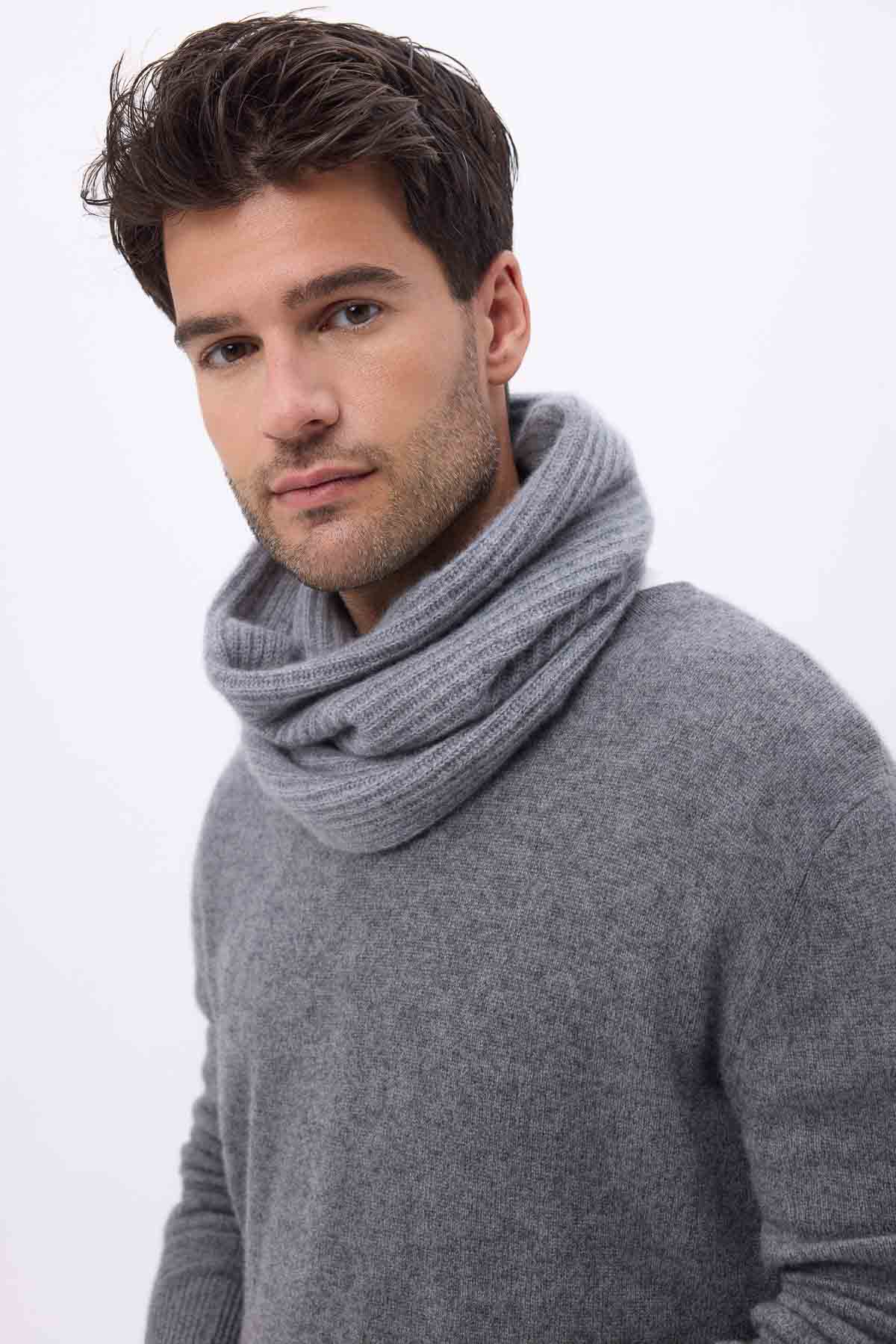Col gris foncé