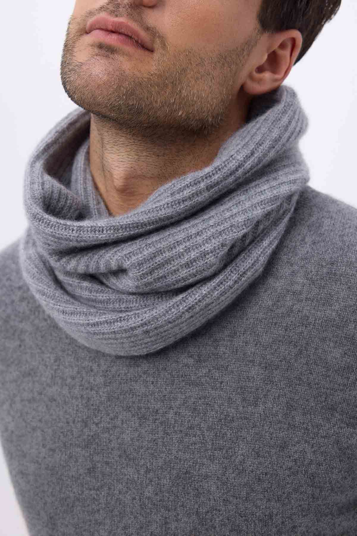 Col gris foncé