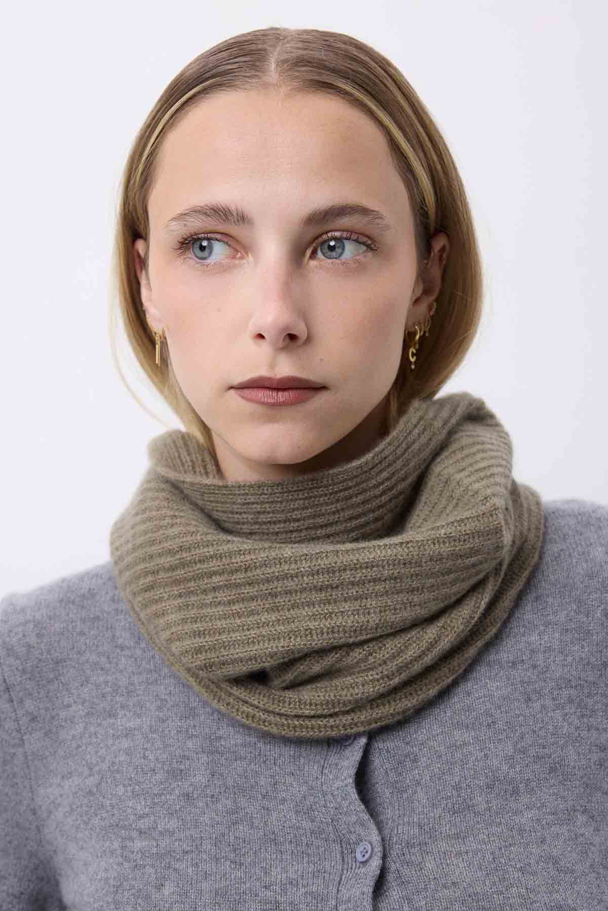 Col vert khaki