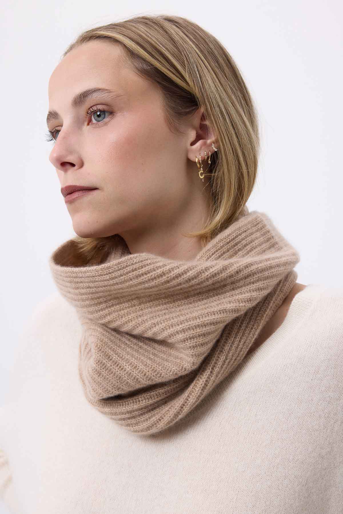 Col beige creme