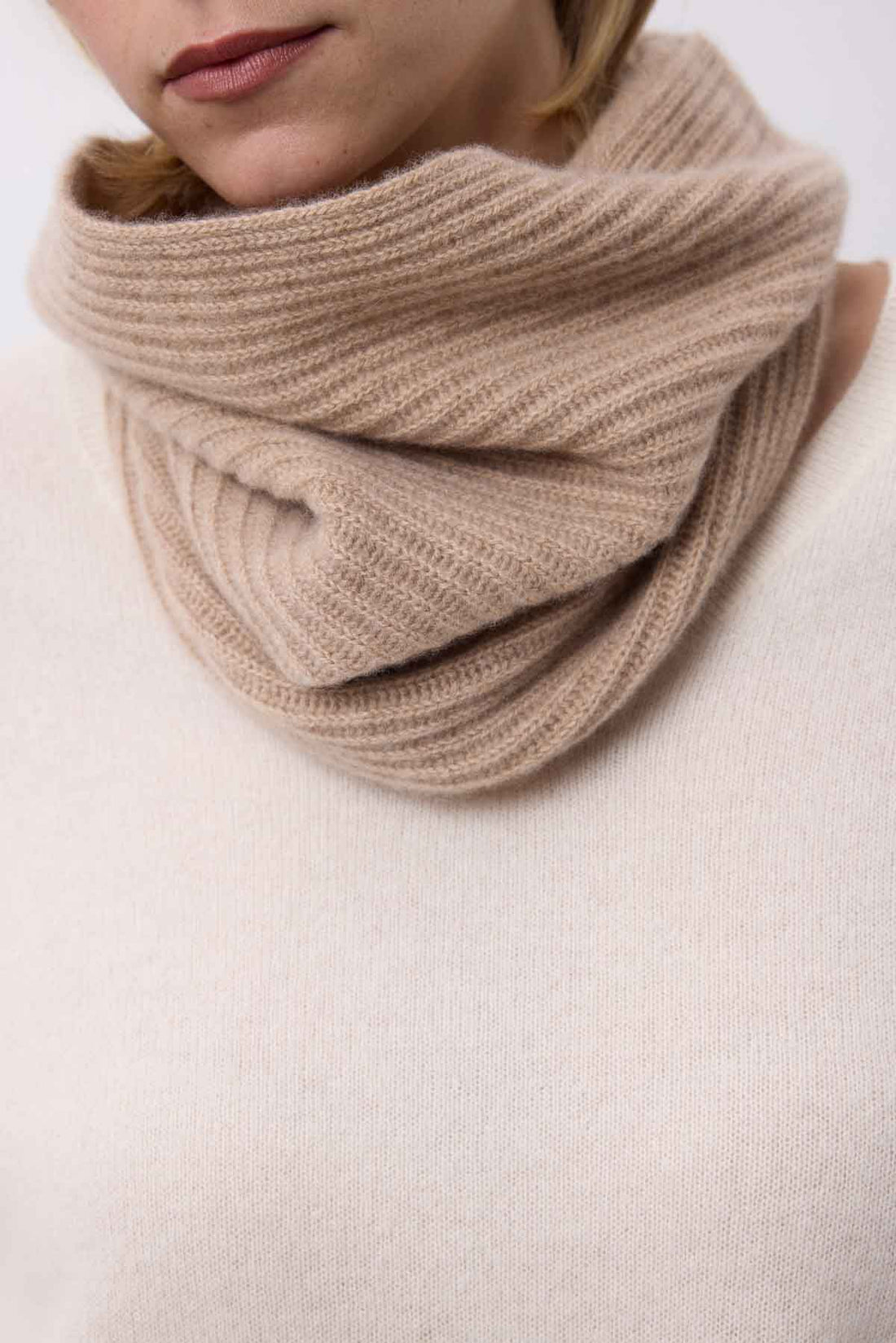 Col beige creme