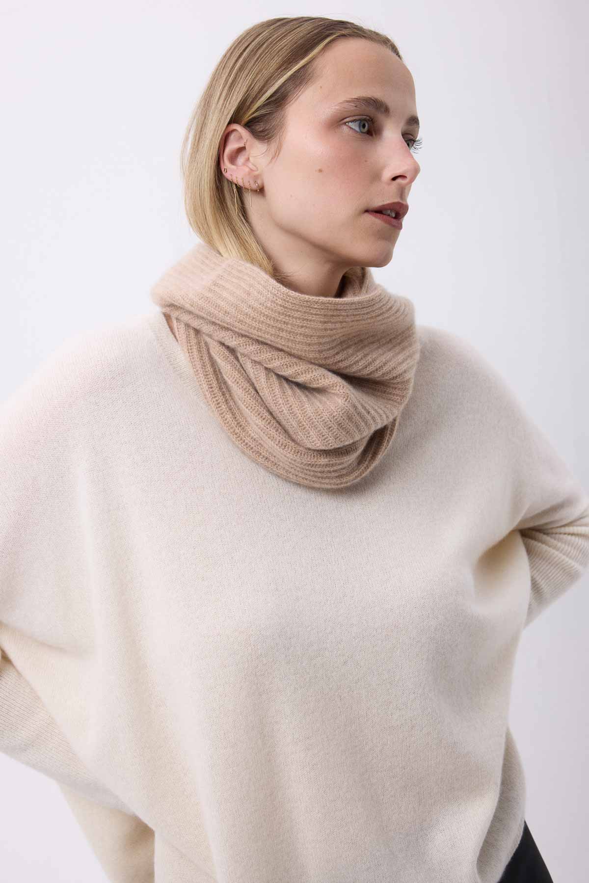 Col beige creme