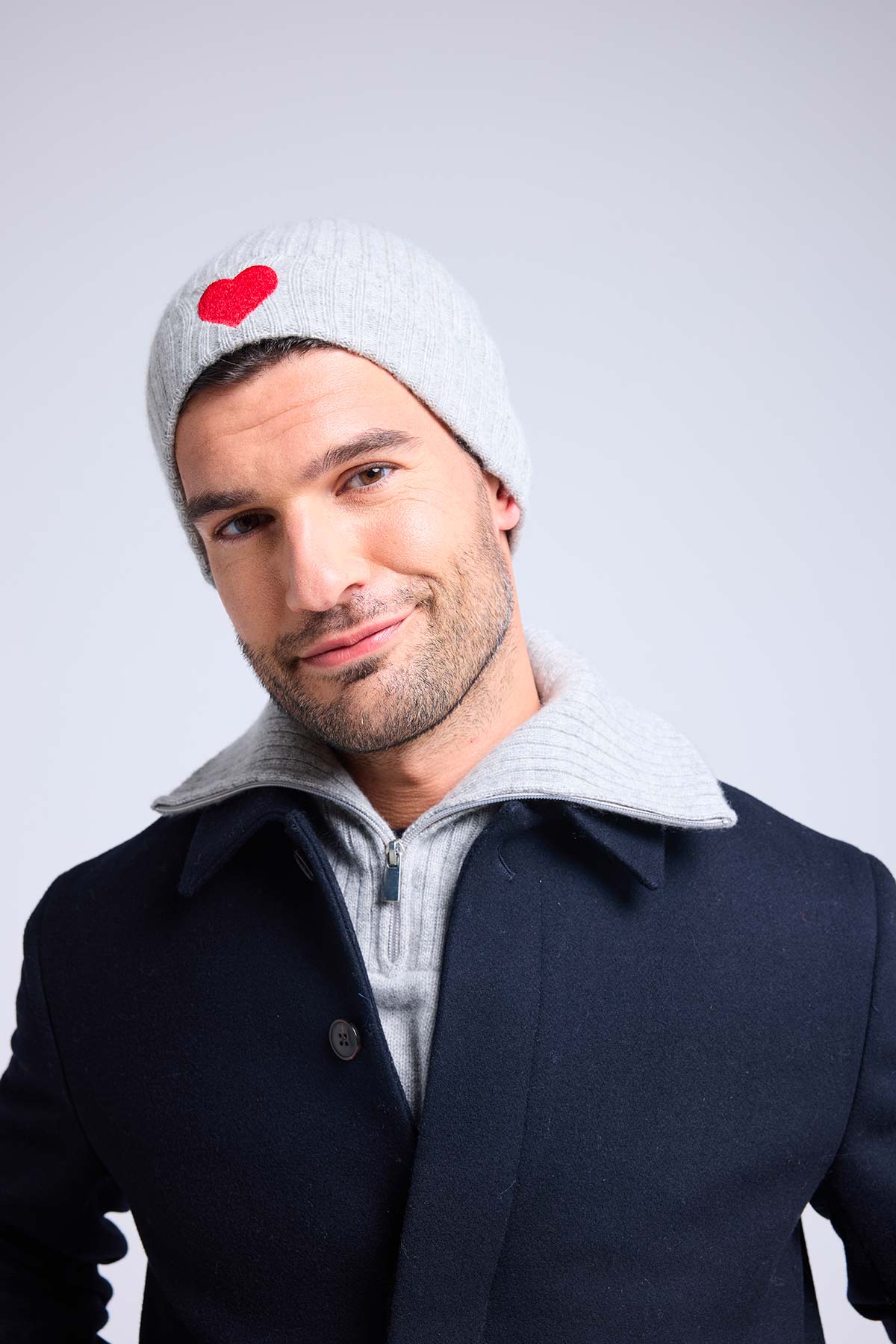Bonnet gris clair rouge