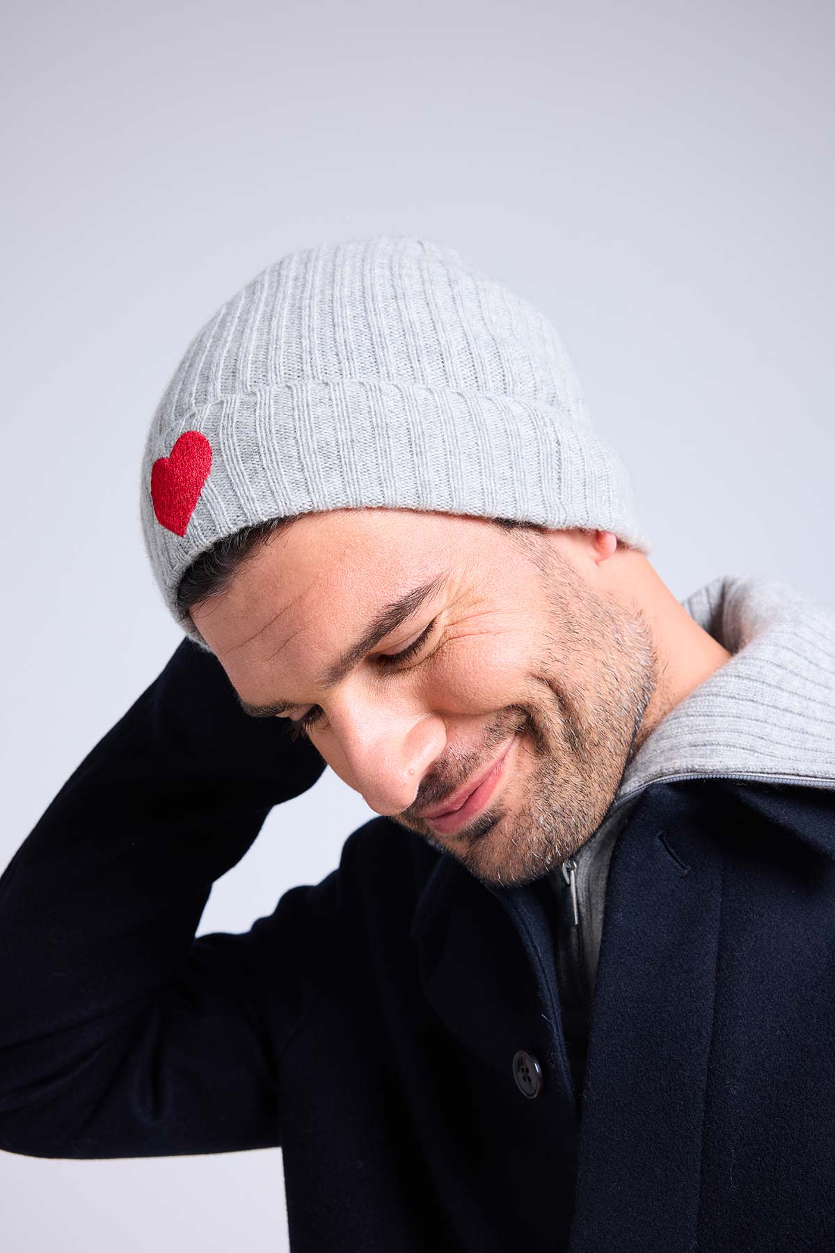 Bonnet gris clair rouge