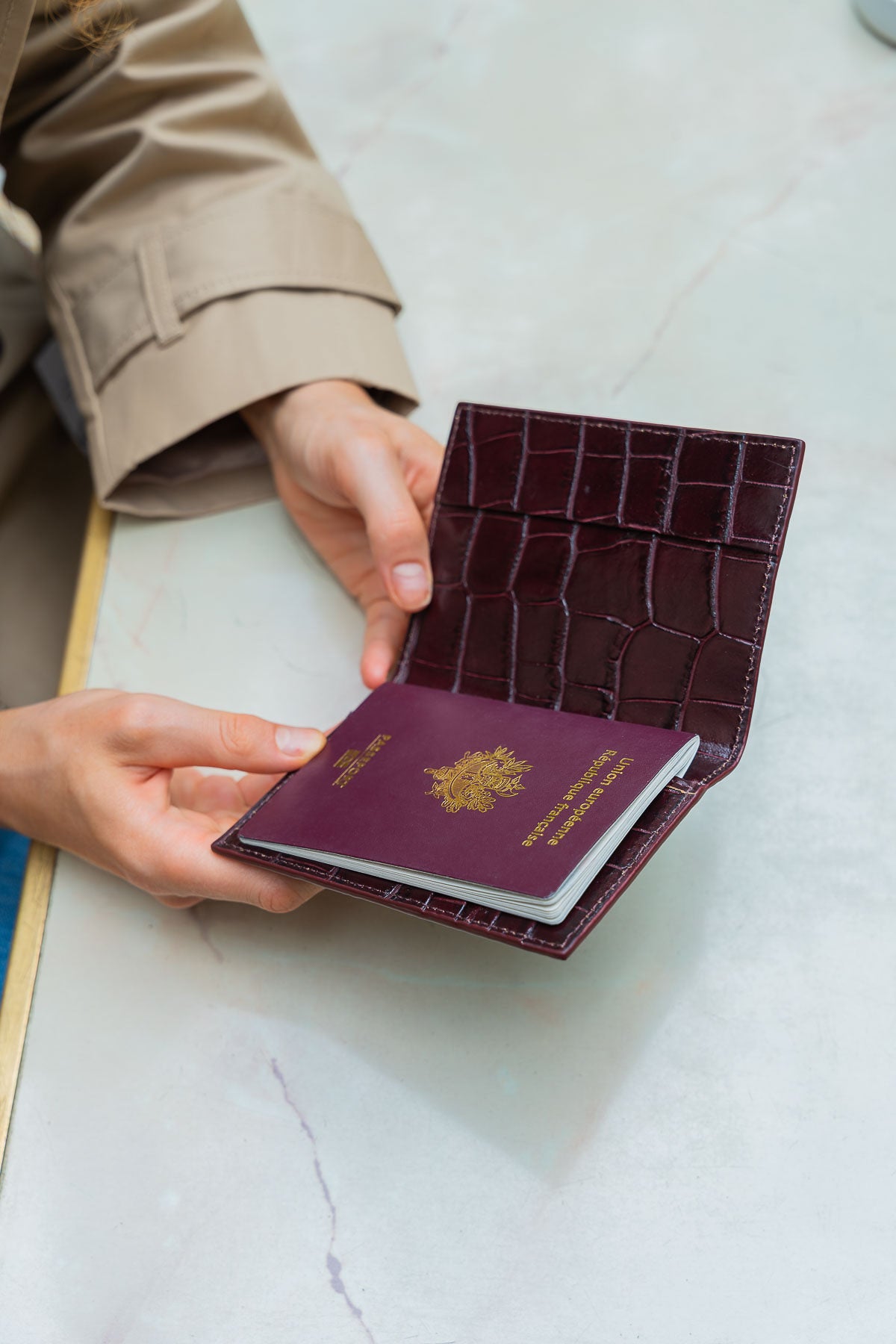 Porte passeport - Vesper Croco Bordeaux