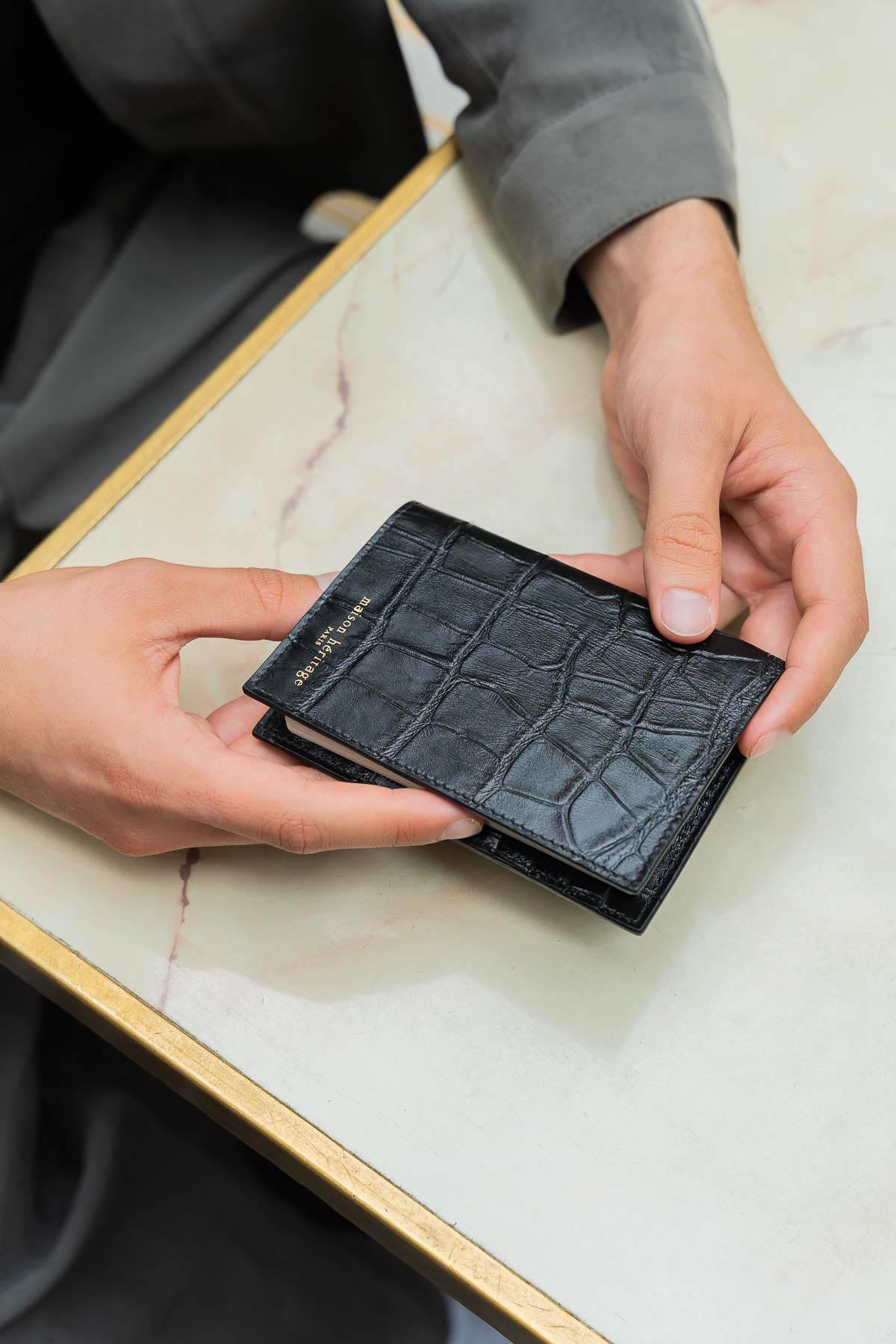 Porte passeport - Vesper Croco Noir